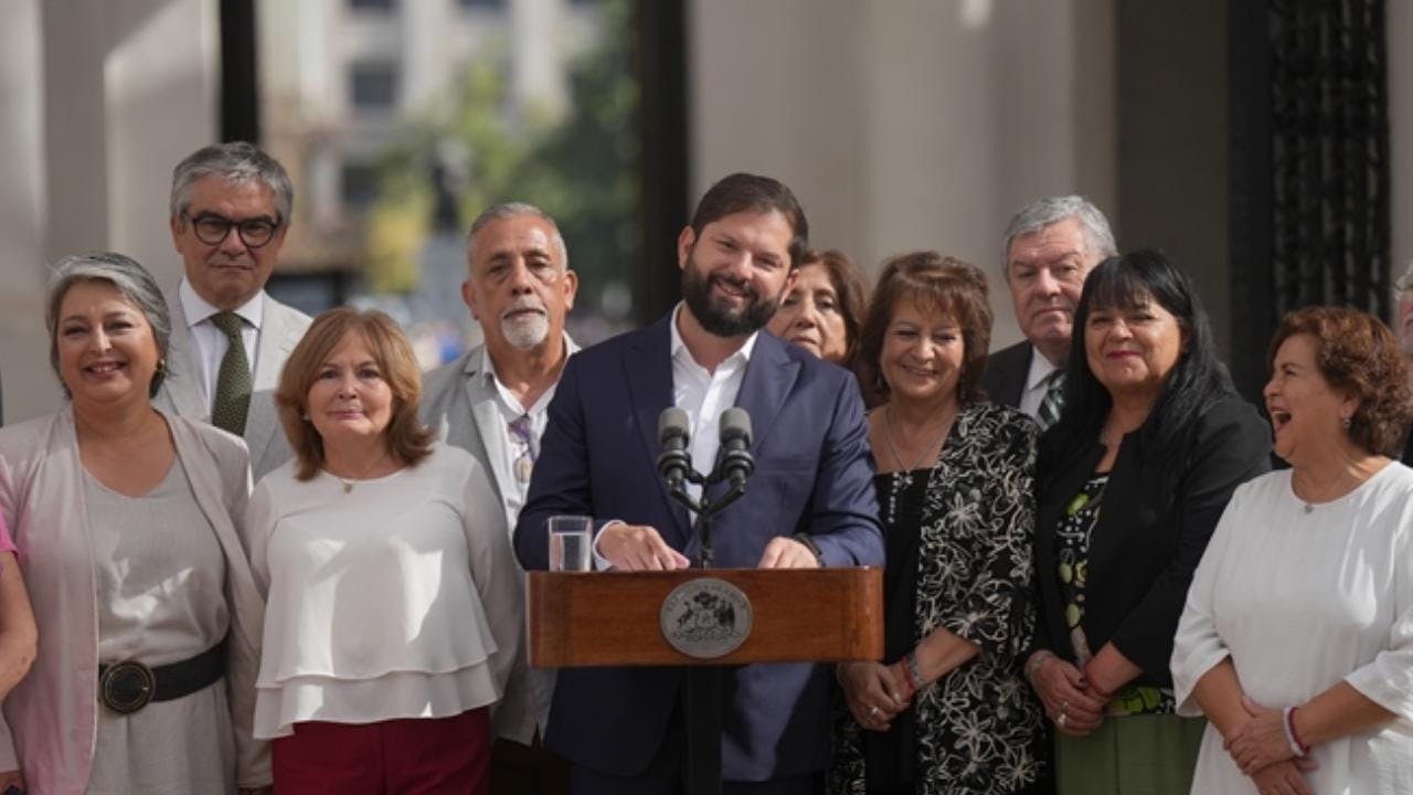Presidente Boric vuelve a pronunciarse sobre la reforma de pensiones y no responde preguntas de la prensa