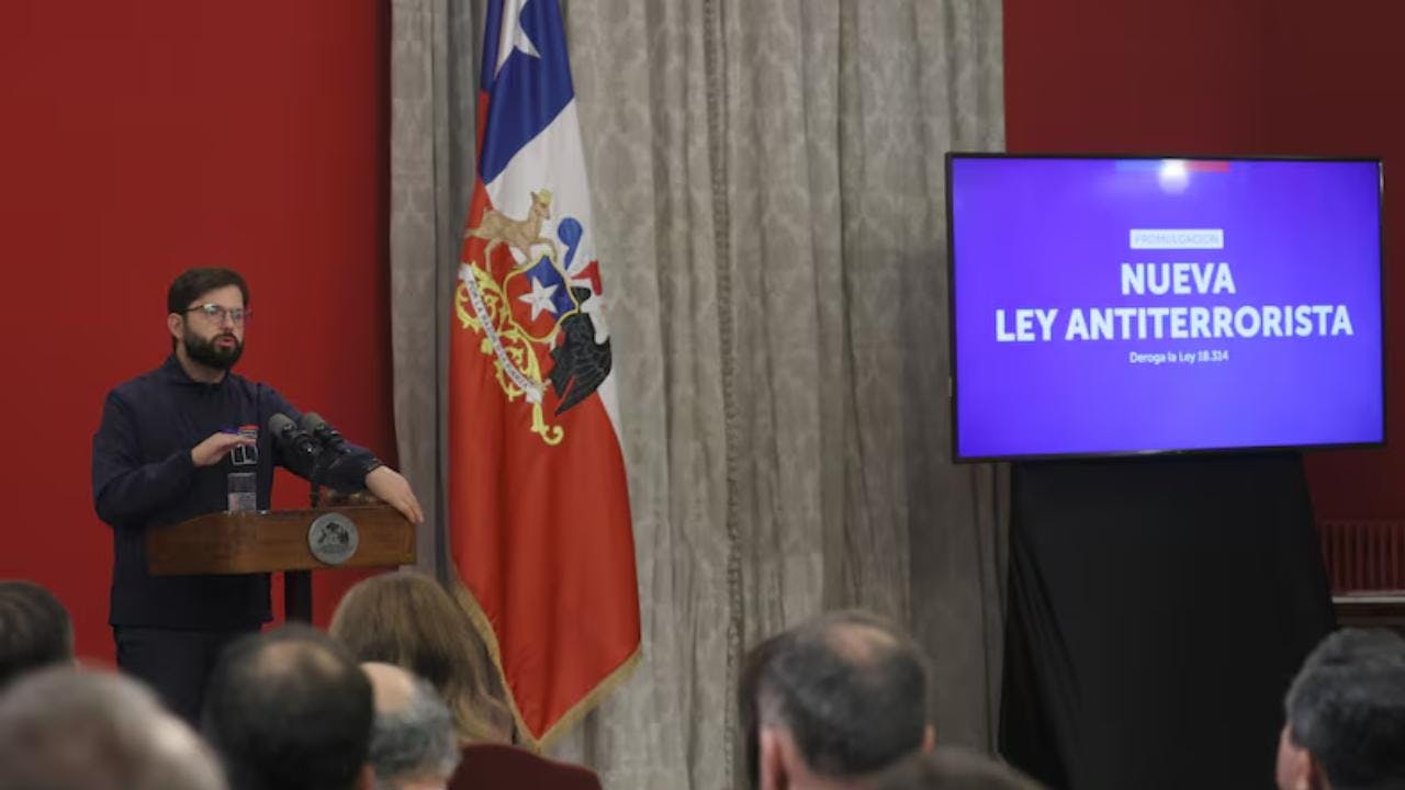 “Chile no se arrodilla ante la delincuencia”: Presidente Gabriel Boric promulgó una ley Antiterrorista renovada