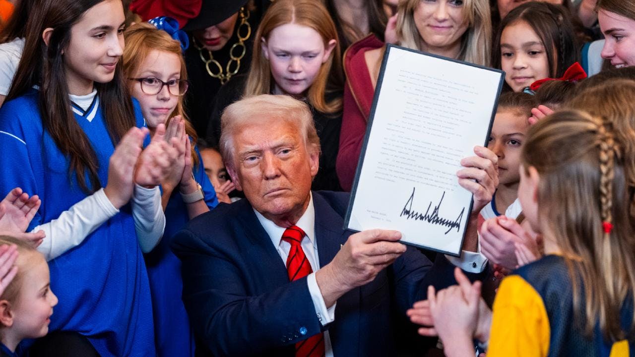 Donald Trump firma decreto que prohíbe a mujeres transgénero competir en deportes femeninos