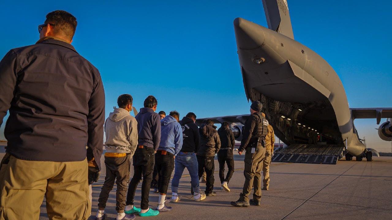 “Promesas hechas. Promesas cumplidas”: Estados Unidos comienza deportación masiva de migrantes ilegales