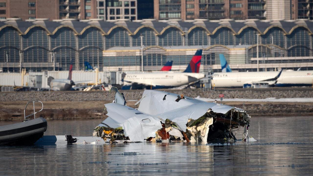 Preocupación por falta de controladores aéreos tras accidente en Washington