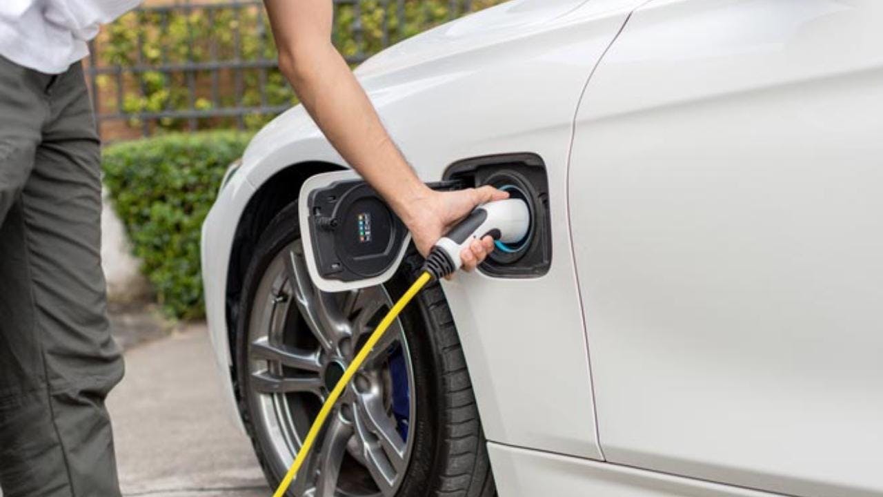El gran avance de Chile hacia la electromovilidad: venta de autos eléctricos subió más de un 180% en 2024