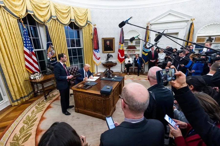 Entregando indultos, retirándose de acuerdos y declarando emergencias: Las primeras medidas de Donald Trump tras su regreso a la Casa Blanca