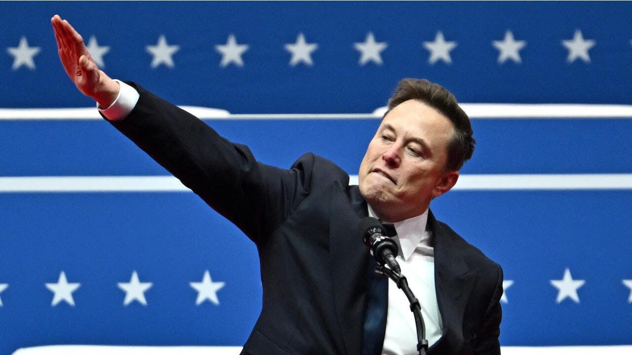 Cuelgan muñeco con cara de Elon Musk en la misma plaza donde ejecutaron a Mussolini en 1945