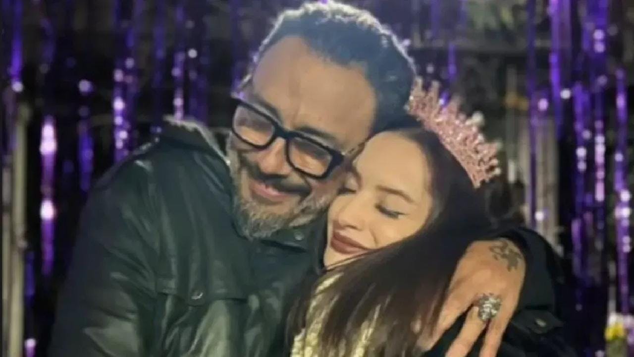 Claudio Valenzuela agradece por su hija con un concierto improvisado en la Posta Central