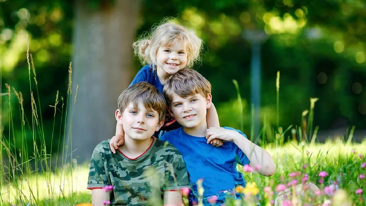 Los hijos de al medio ¿son mejores personas?: Así lo indica estudio
