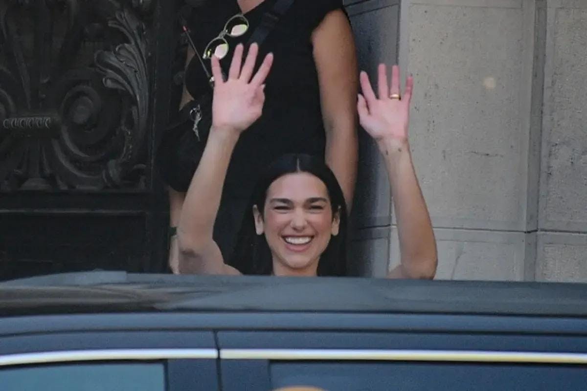 Dua Lipa en el centro de Santiago