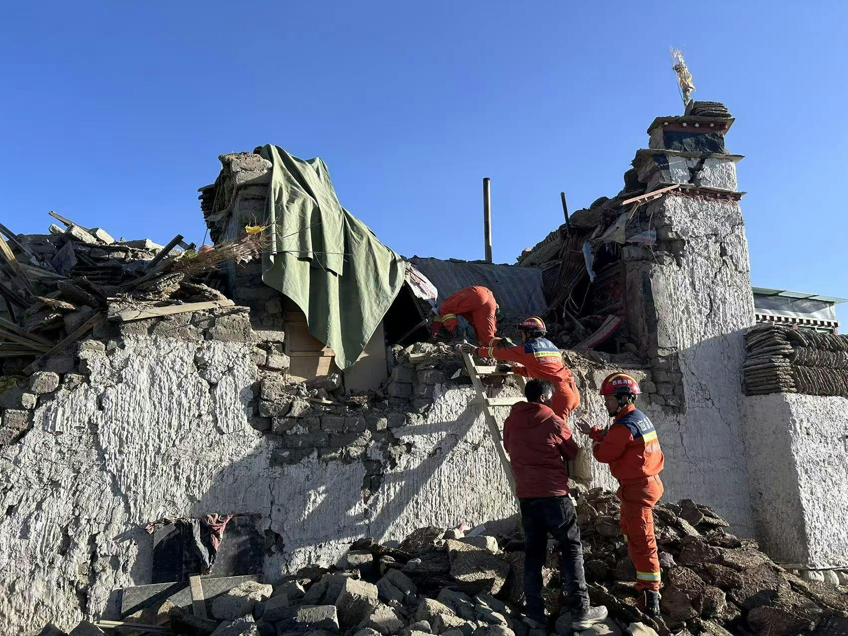 Las fuertes imágenes del terremoto en el Tibet que ha dejado cerca de 95 muertos y 130 heridos