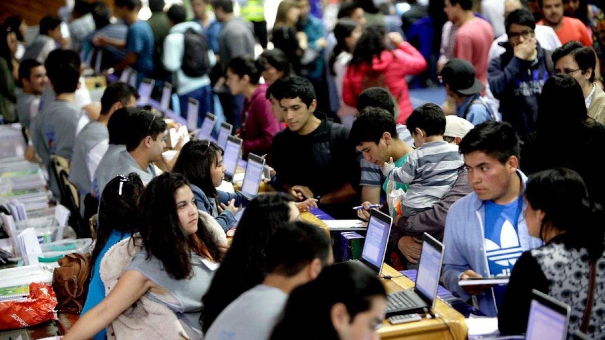 Costo de la condonación del CAE equivale a una nueva línea de Metro: ¿Tiene el mismo nivel de rentabilidad social?