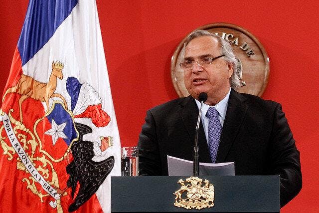 Ministro Chadwick atribuye a baja presión su quiebre de voz durante vocería