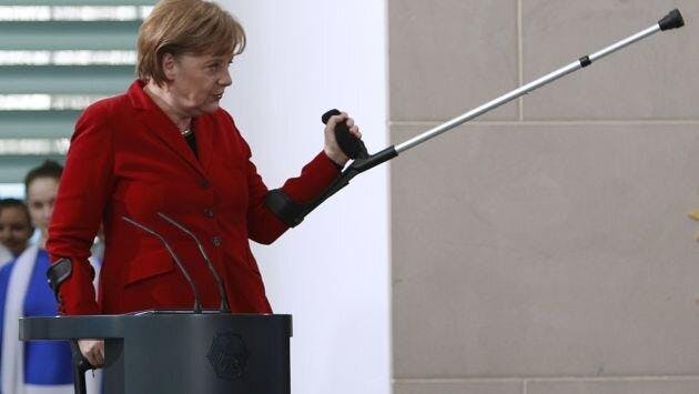 Angela Merkel reaparece con muletas tras sufrir accidente esquiando