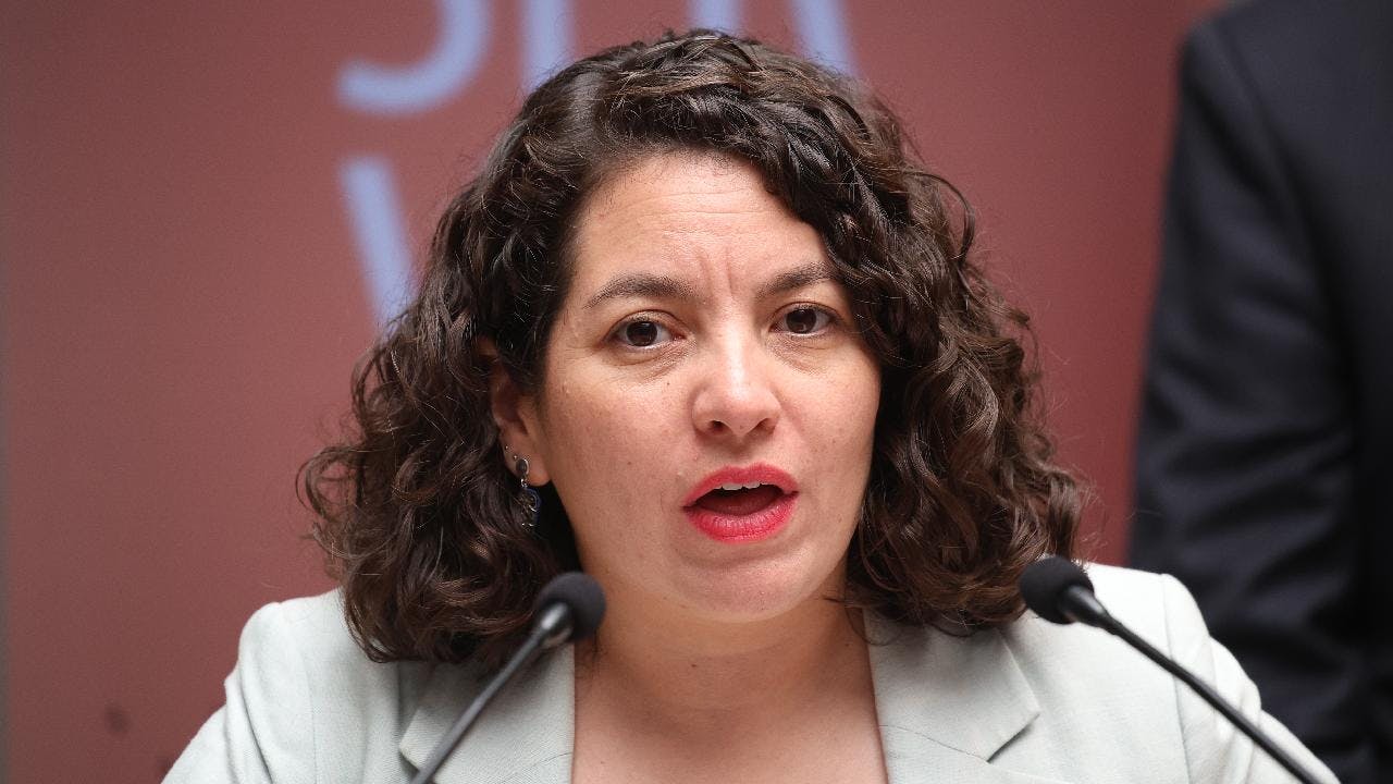 Javiera Toro: "Entendemos el impulso de las familias de volver a su domicilio, pero si las autoridades no han autorizado, hay que seguir las instrucciones porque están en riesgo vidas humanas"