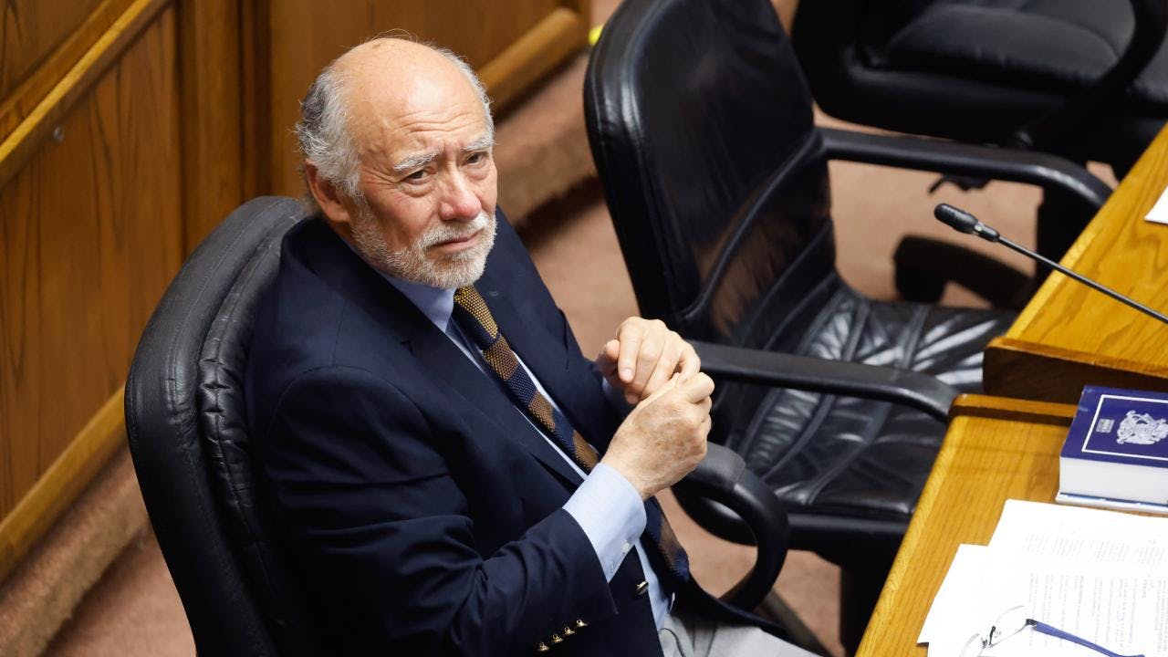 Iván Flores y medidas por alza del petroleo: "El Gobierno no lo conversó, pusieron al Congreso contra la pared. Había que aprobarla o pegaba de lleno a la ciudadanía"