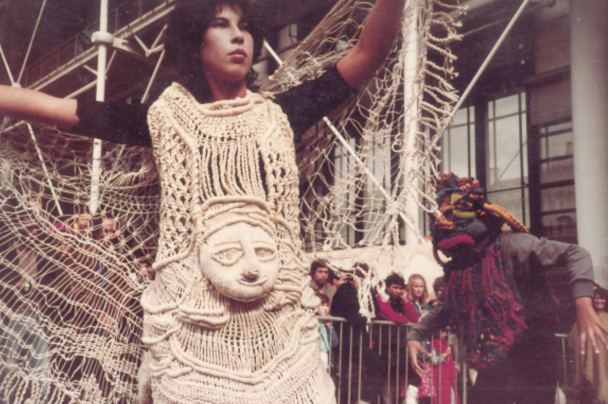 César Gabler sobre el trabajo de Josefina Concha en la Galería Patricia Ready, y Ester Chacón-Ávila en MSSA