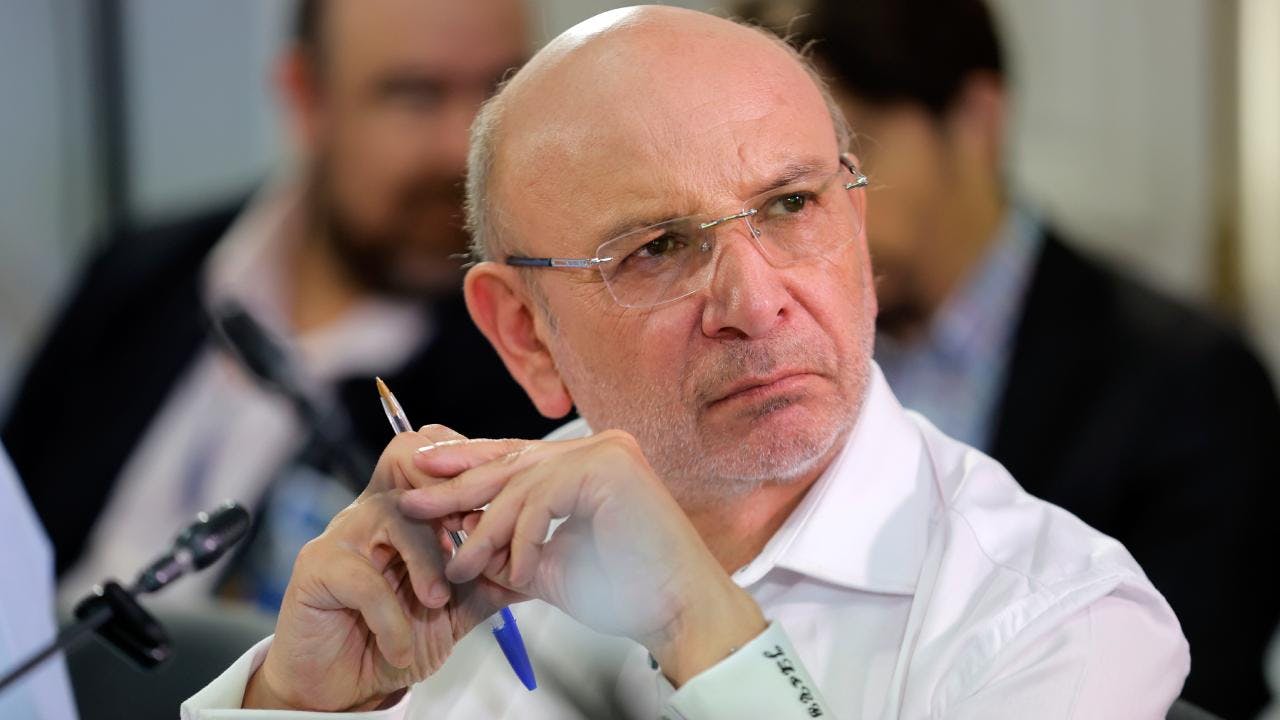 Juan Luis Castro por megarreforma: "Hemos encargado a distinguidos juristas que evalúen si hay fundamentos para ir al TC, no podría aventurarme a decir que va a ocurrir, porque está en pleno estudio"