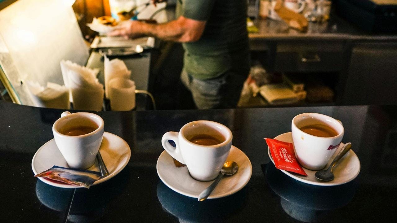 ¿Te tinca?: Colores y sonidos orientales, teatro chileno y la ruta del café