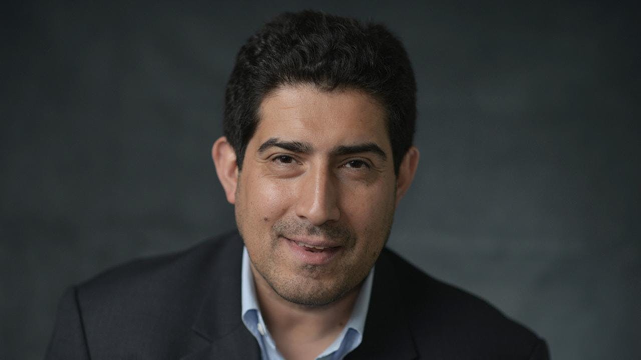 Patricio Navia y liderazgos de derecha en Latinoamérica: "No es que la gente se haya convertido a la derecha, no ha cambiado su posición política (...) Están molestos con los incumbentes"