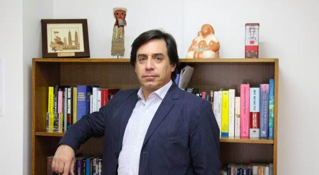 Economista Guillermo Larraín desmenuza la crisis económica que atraviesa Chile