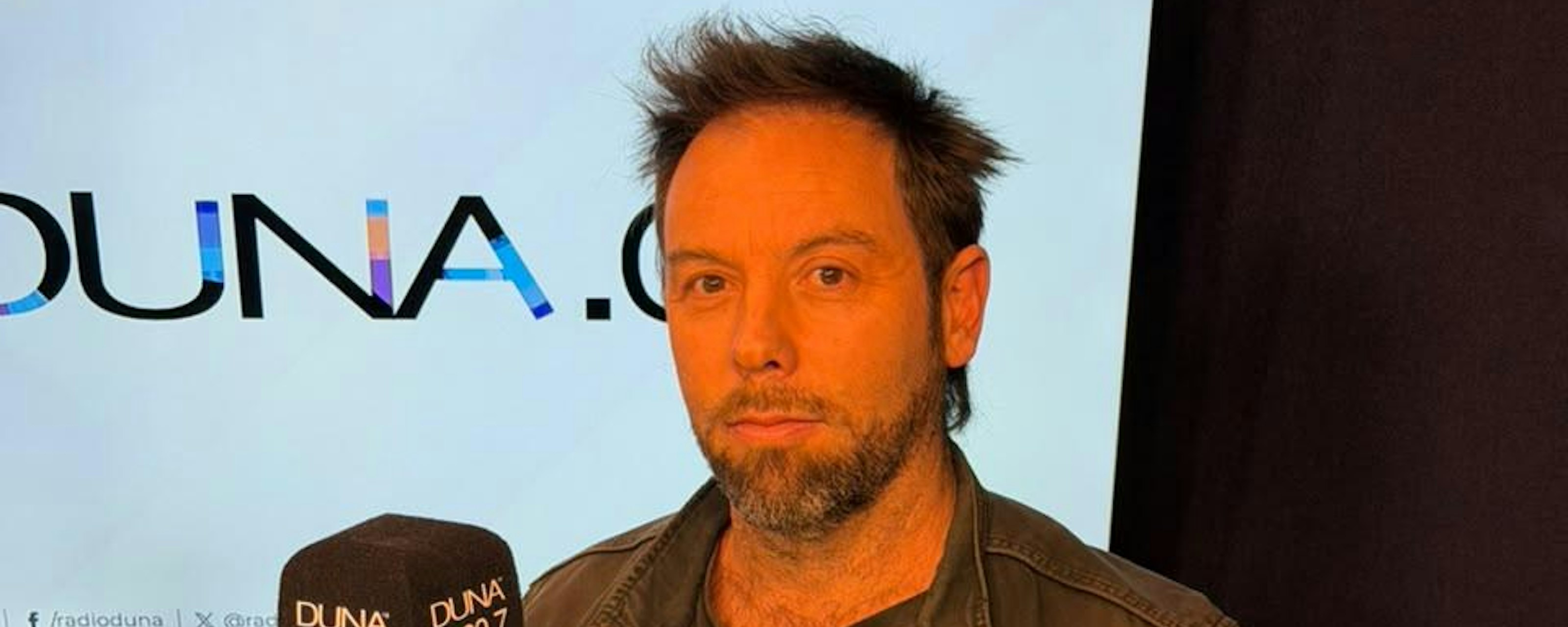 Salvador Amenábar sobre su muestra Revuelta: "Saqué un poco la penumbra para dejar la línea y hacer algo más resplandeciente"