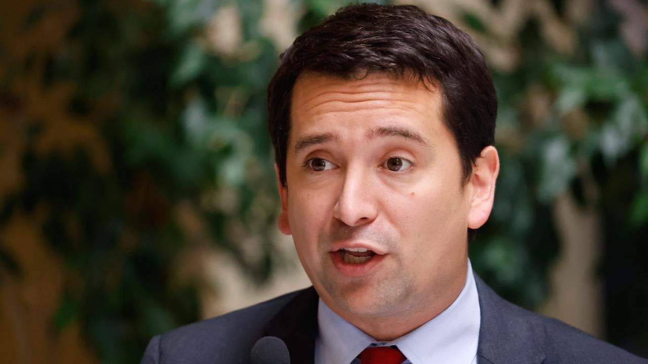Cristián Araya: "Vamos a seguir llegando tarde porque hay algunos que le siguen poniendo trabas a la reforma constitucional"