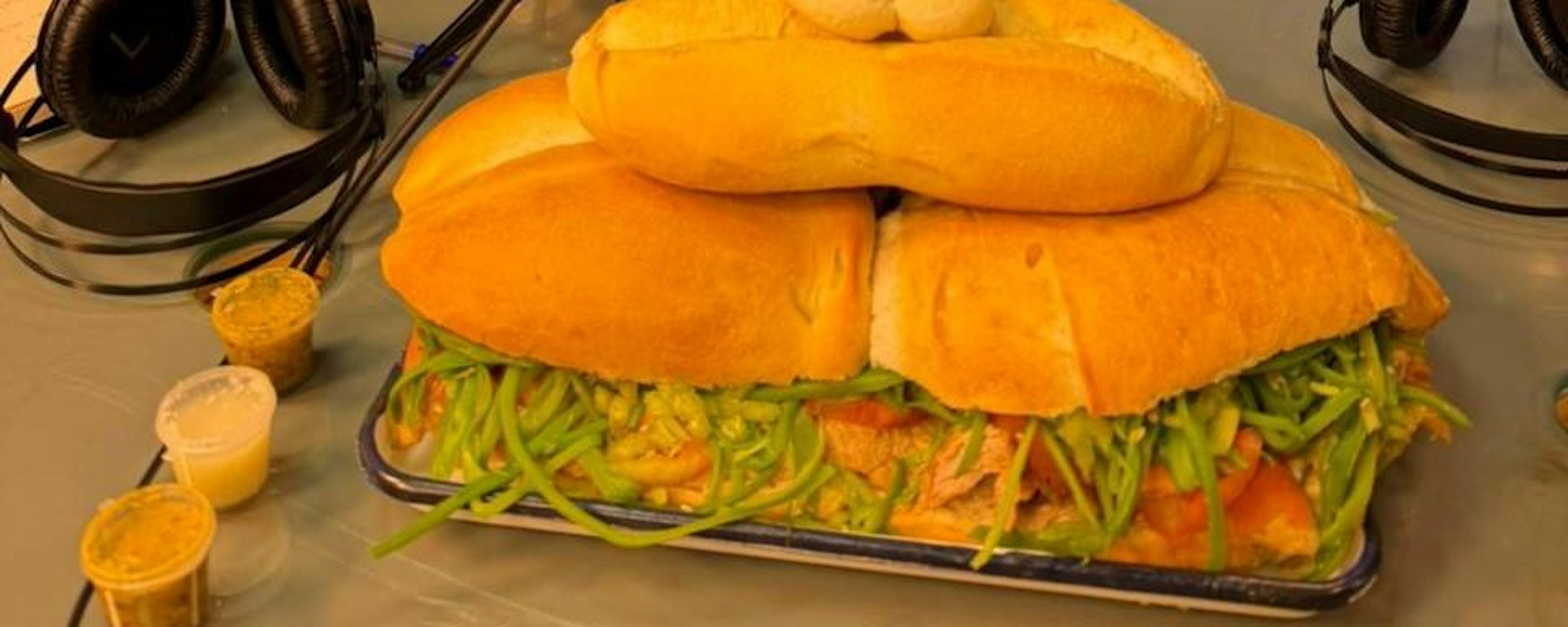Andulcista: Bandas tributo en RBX Sala, Aperiódico en CasaPlan, La mejor empanada de Santiago o el deleite culinario del Mercado Condell y el Persa Victor Manuel