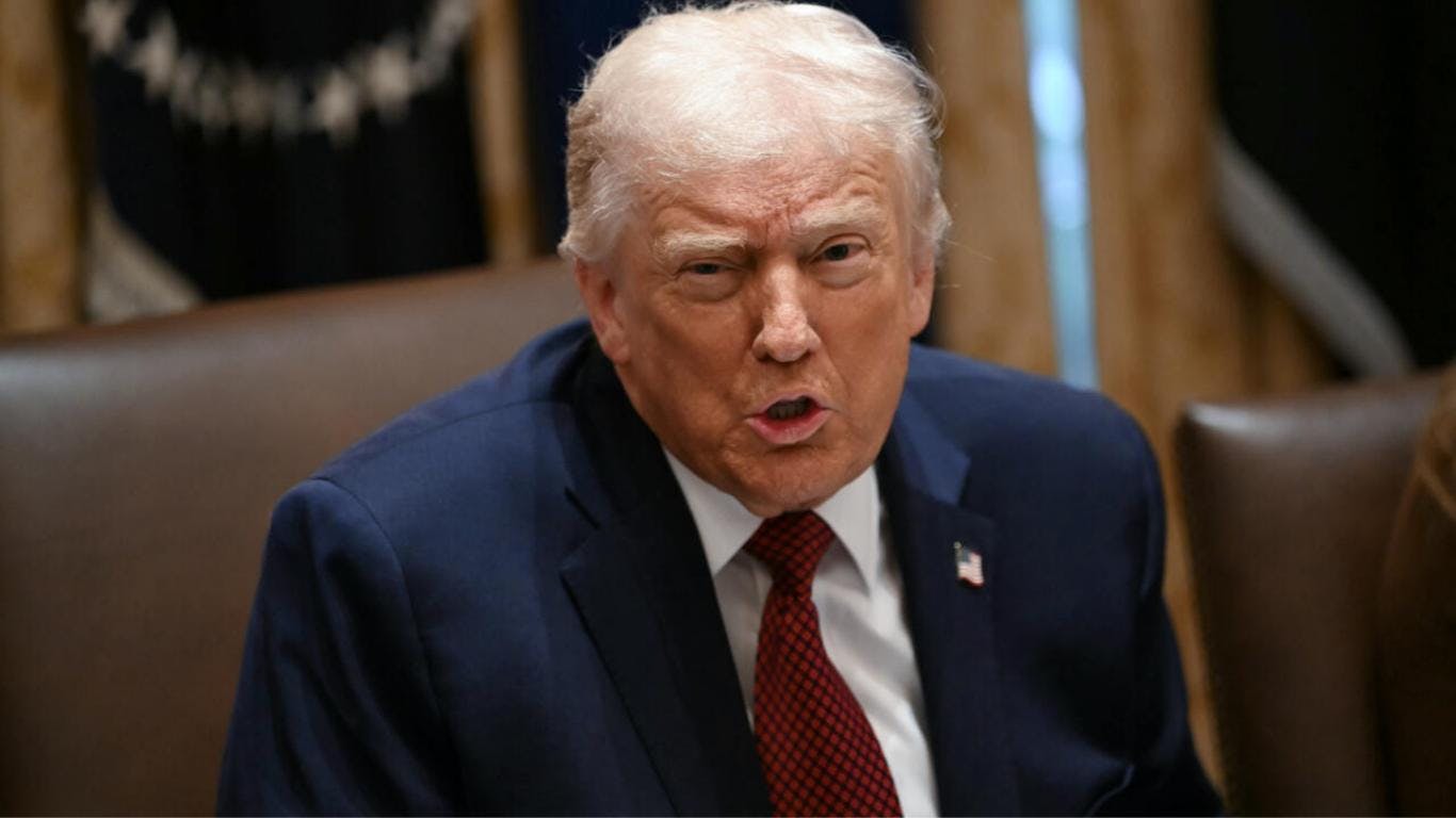 Donald Trump Advierte a Gustavo Petro: “Será el Siguiente si No Espabila”