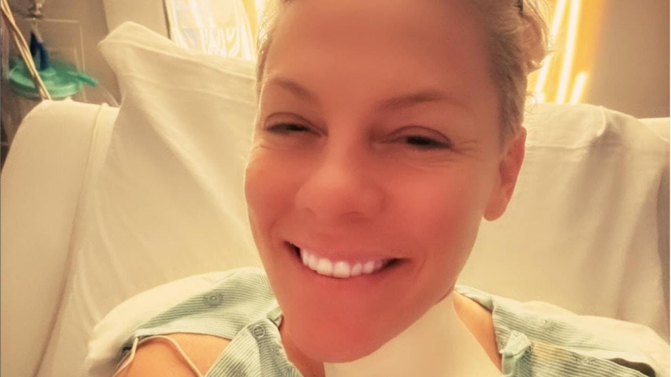 Pink inicia el 2026 en el hospital tras una cirugía de cuello