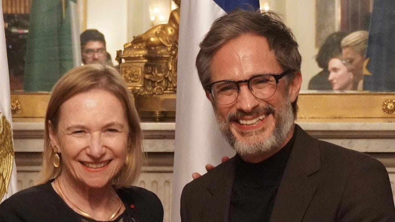 Francia condecora a Gael García Bernal con la Orden de las Artes y las Letras