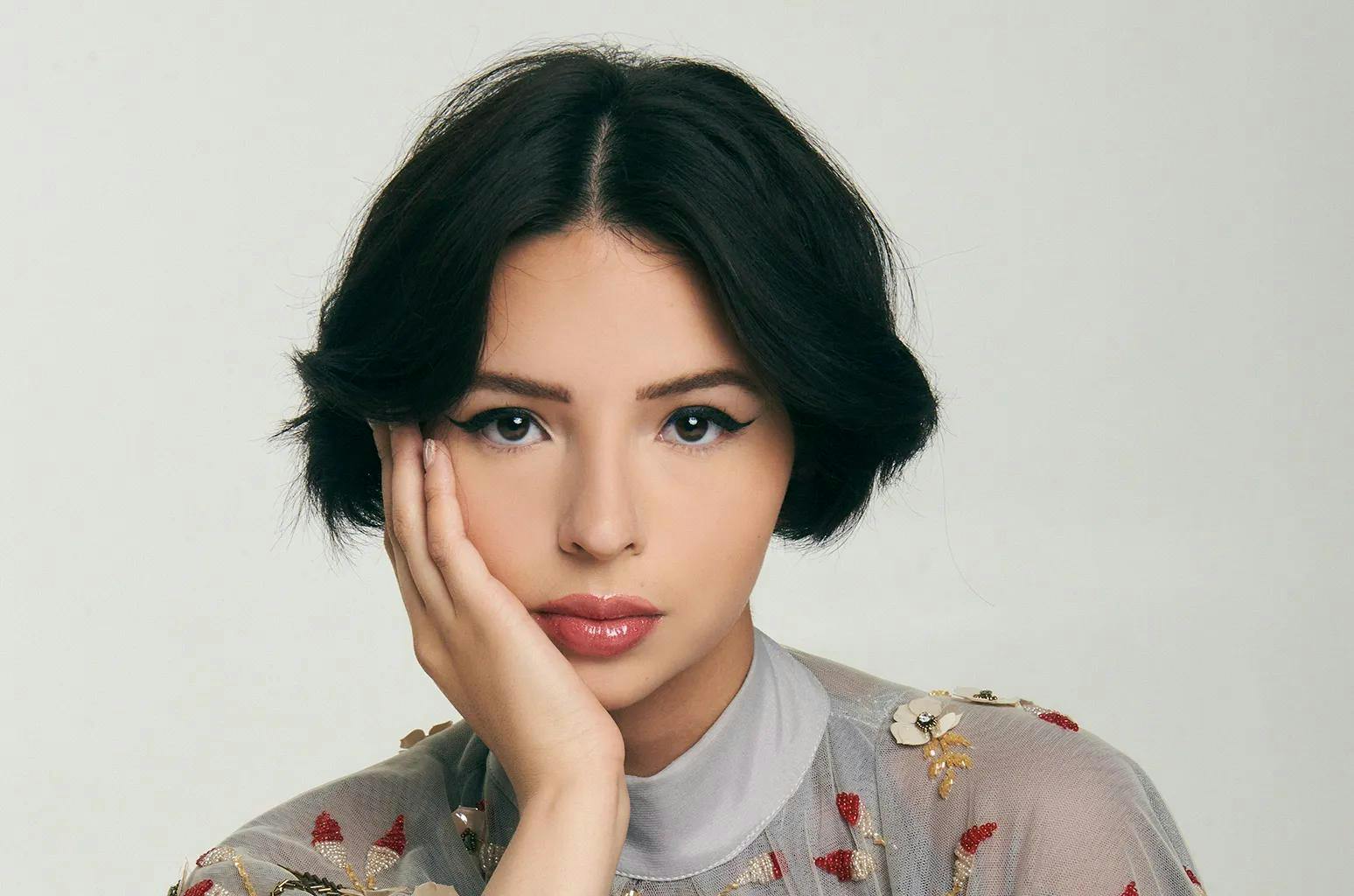 Ángela Aguilar deslumbra con look rojo durante su estancia en Nayarit