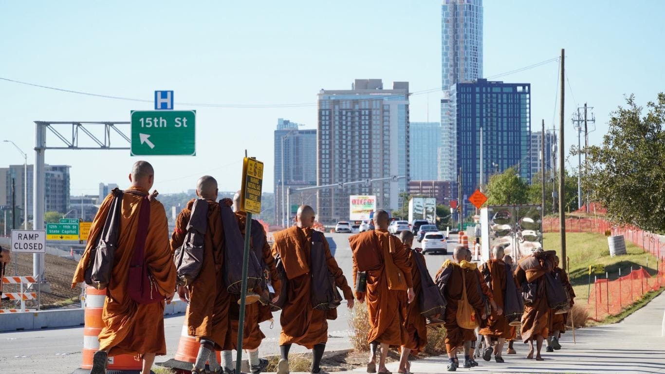 ¿Quiénes son los monjes de la paz? La historia detrás de la caminata que conmueve a Estados Unidos