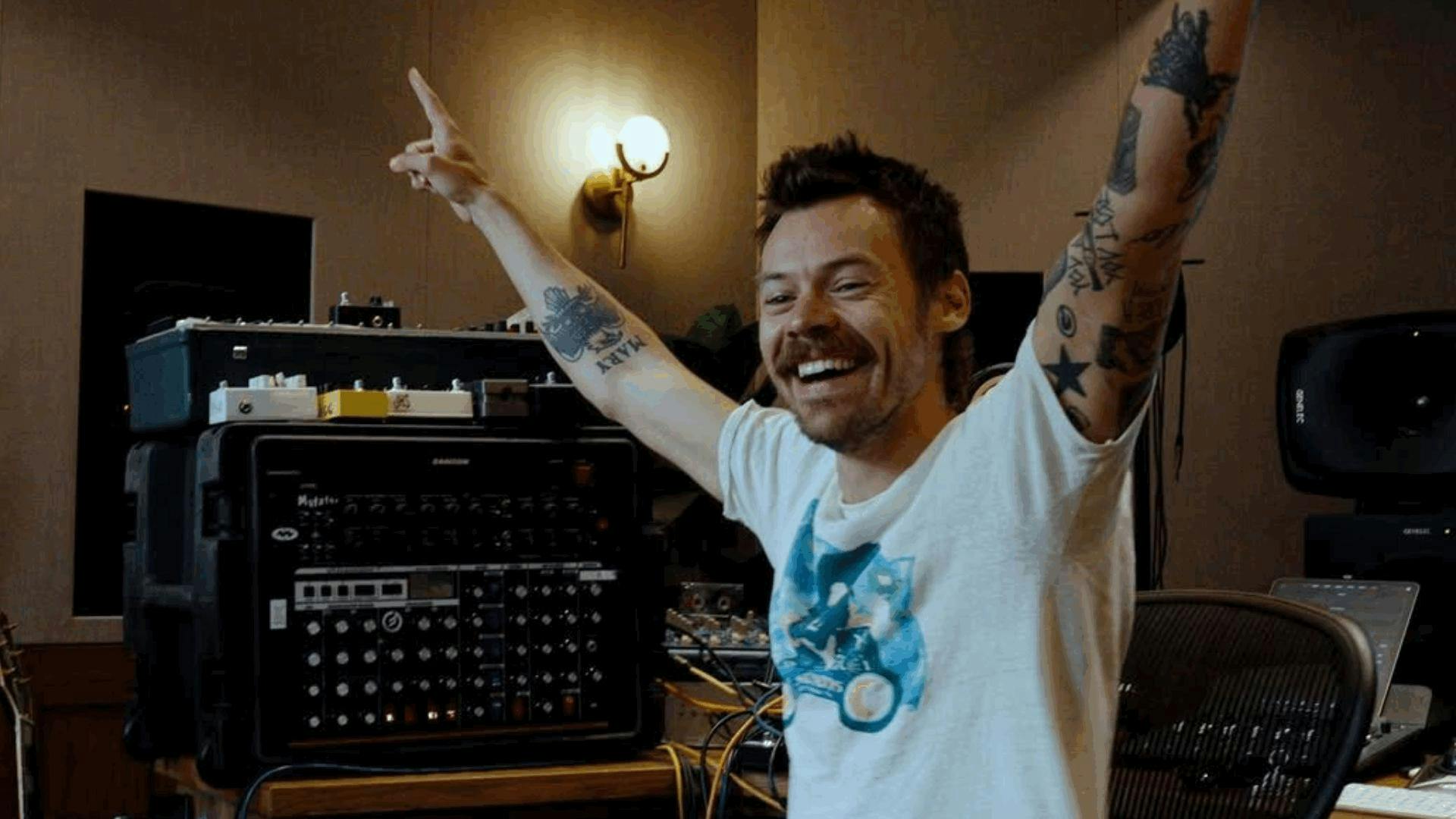 Harry Styles anuncia el lanzamiento de su primer sencillo "Aperture"