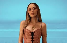 Carolina Ross aclara si irá a la boda de Nodal y Ángela Aguilar y habla de su vida sentimental