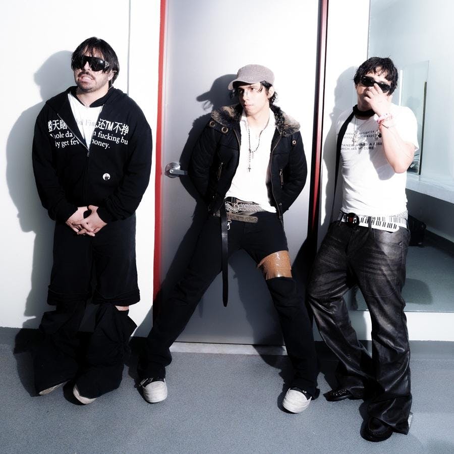 Latin Mafia hace historia al presentarse en el desfile de Willy Chavarría en Paris Fashion Week