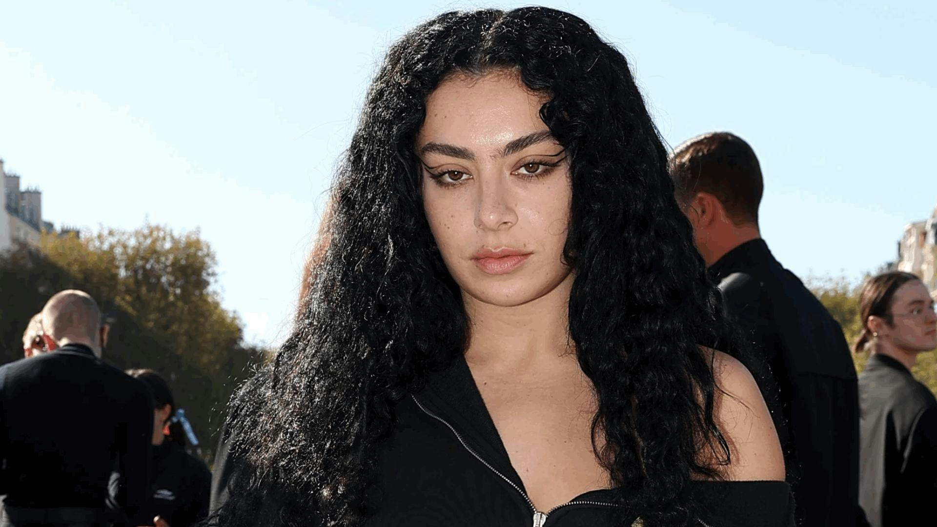 Charli XCX revela lista de canciones de la banda sonora de "Cumbres Borrascosas"