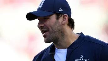 Tony Romo se equivoca al llamar “esposa” de Travis Kelce a Taylor Swift en transmisión