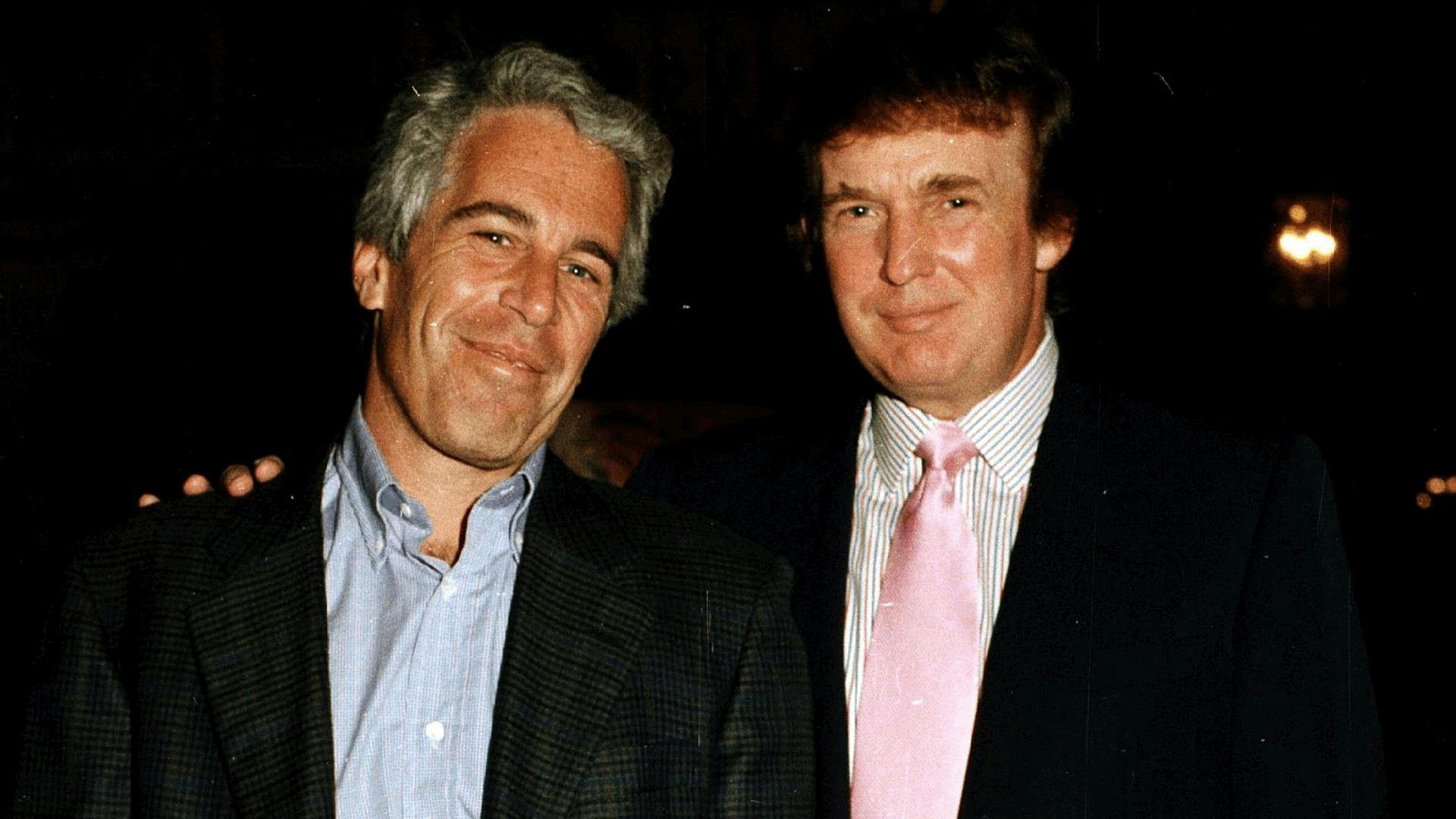 Incluyen denuncia que vincula a Trump con Epstein en campo de golf