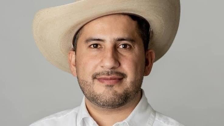 Develan placa y sombrero de mármol en honor a Carlos Manzo en Uruapan a tres meses de su asesinato