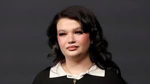 Lola Young se presentará en la fiesta benéfica de los Oscar de la Fundación Elton John contra el SIDA