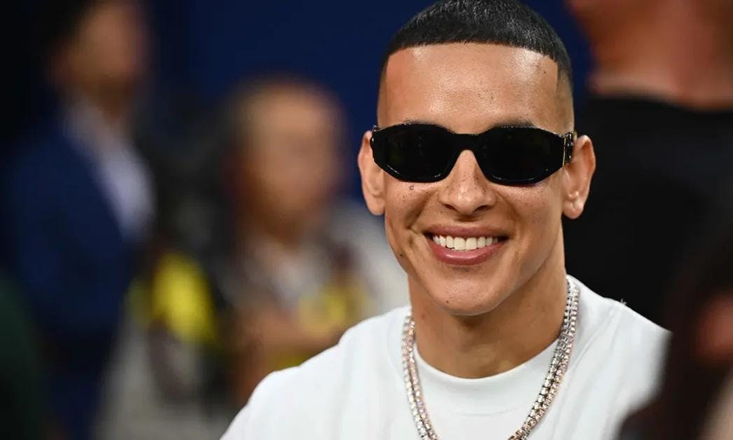 Daddy Yankee reflexiona sobre su carrera a sus 50 años, mientras Bad Bunny domina el reggaetón global