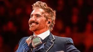 Alejandro Fernández reaparece en el escenario tras superar una crisis de salud