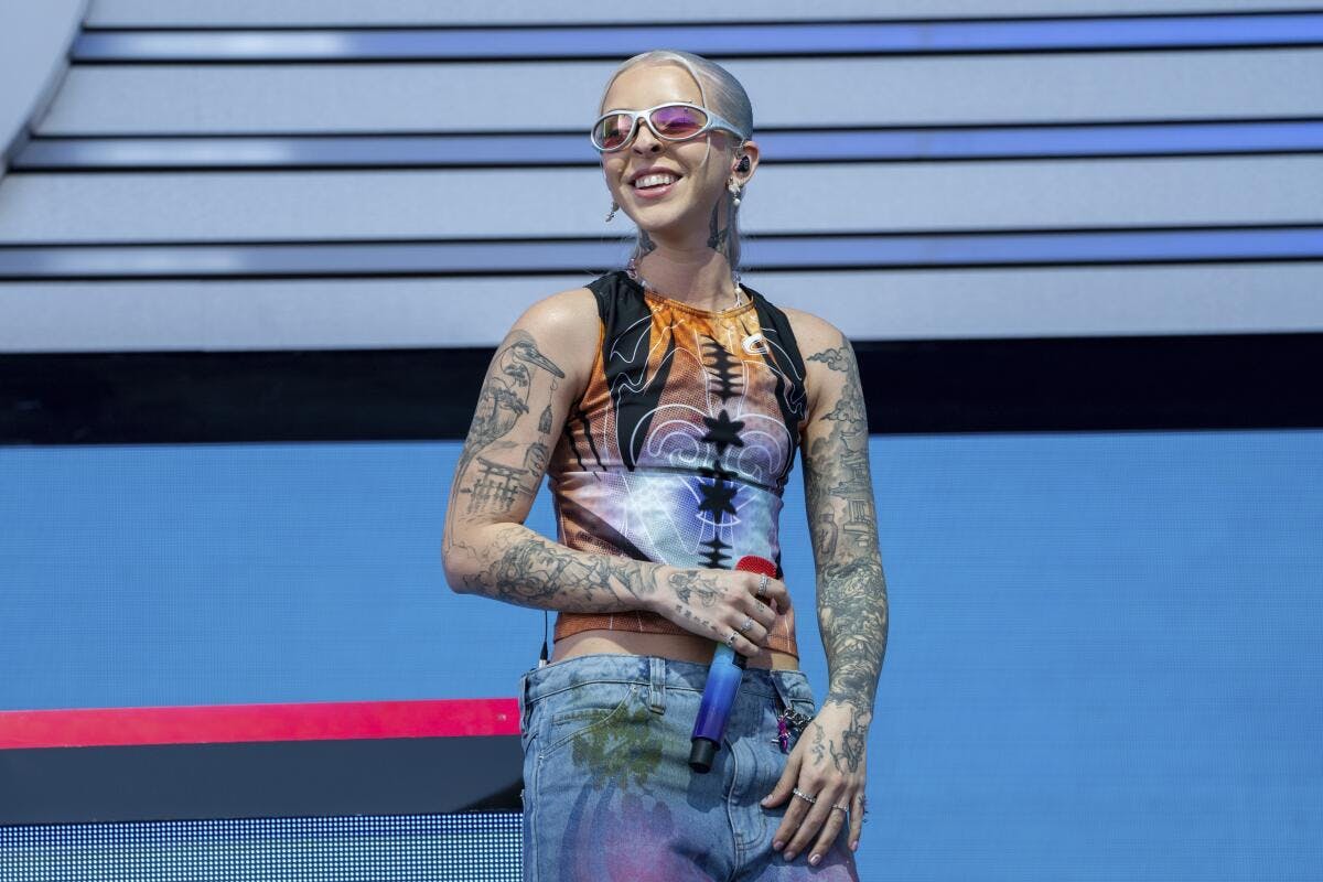 Karol G, Pedro Pascal y Young Miko protagonizan un momento lleno de estilo en el Super Bowl LX