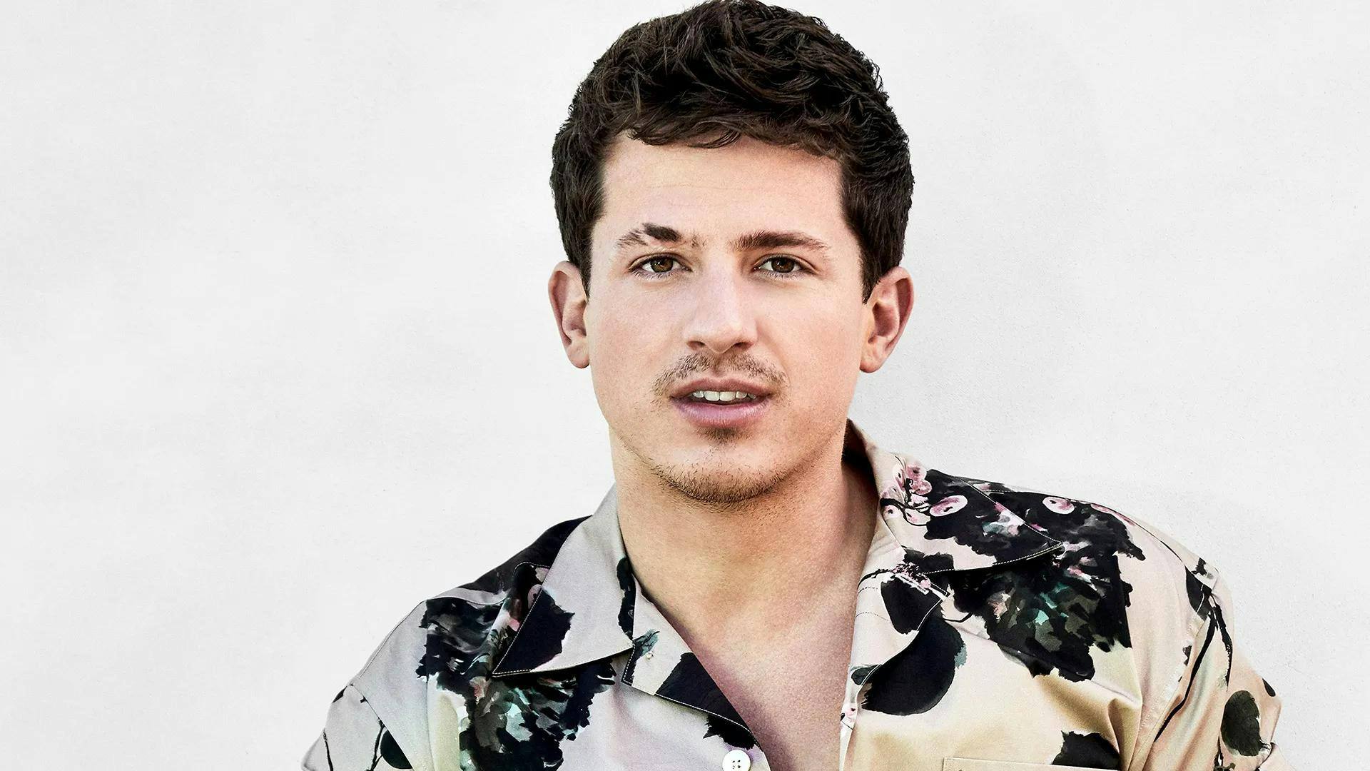 Charlie Puth rinde homenaje a Whitney Houston durante el Himno Nacional en el Super Bowl LX