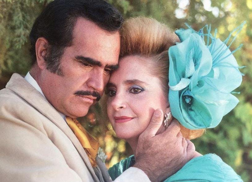 Doña Cuquita Abarca conoce a su doceava nieta, hija de Vicente Fernández Jr.