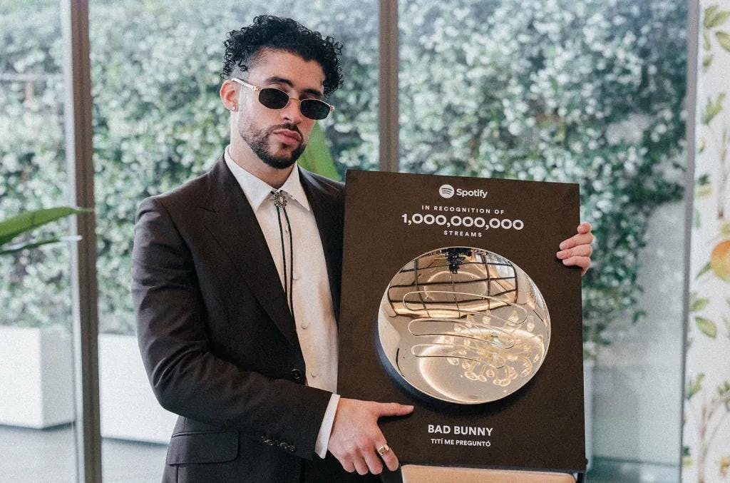 Bad Bunny hace historia en Spotify y supera los 100 millones de oyentes mensuales