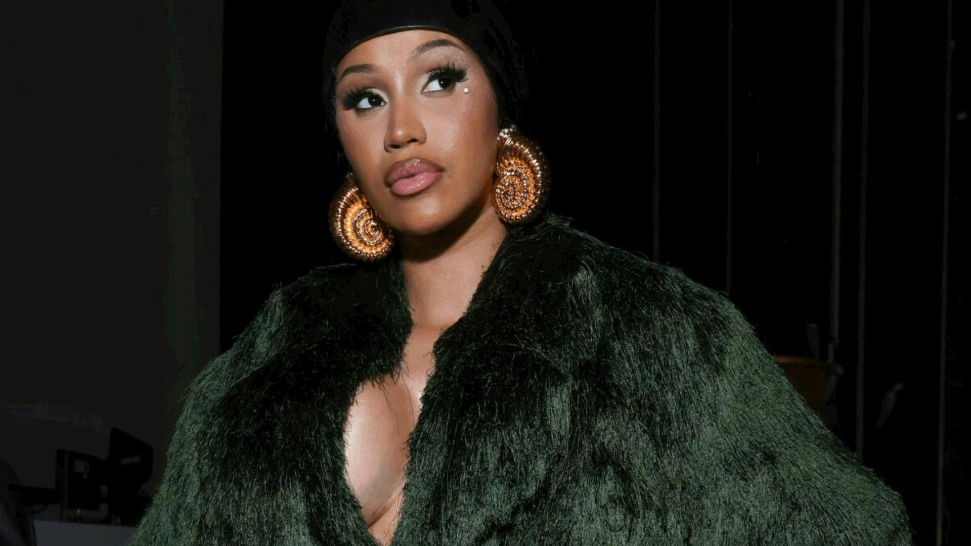 "¡Eso fue el gobierno!": Cardi B sufre caída en pleno concierto en Las Vegas