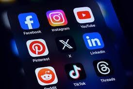 Reino Unido plantea restringir redes sociales a menores de 16 y reforzar normas sobre IA