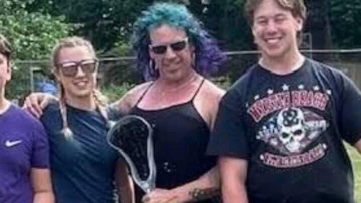 Padre asesina a su familia durante partido de hockey en Rhode Island
