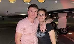 Emily Álvarez debuta como modelo en Nueva York; Canelo no pudo acompañarla