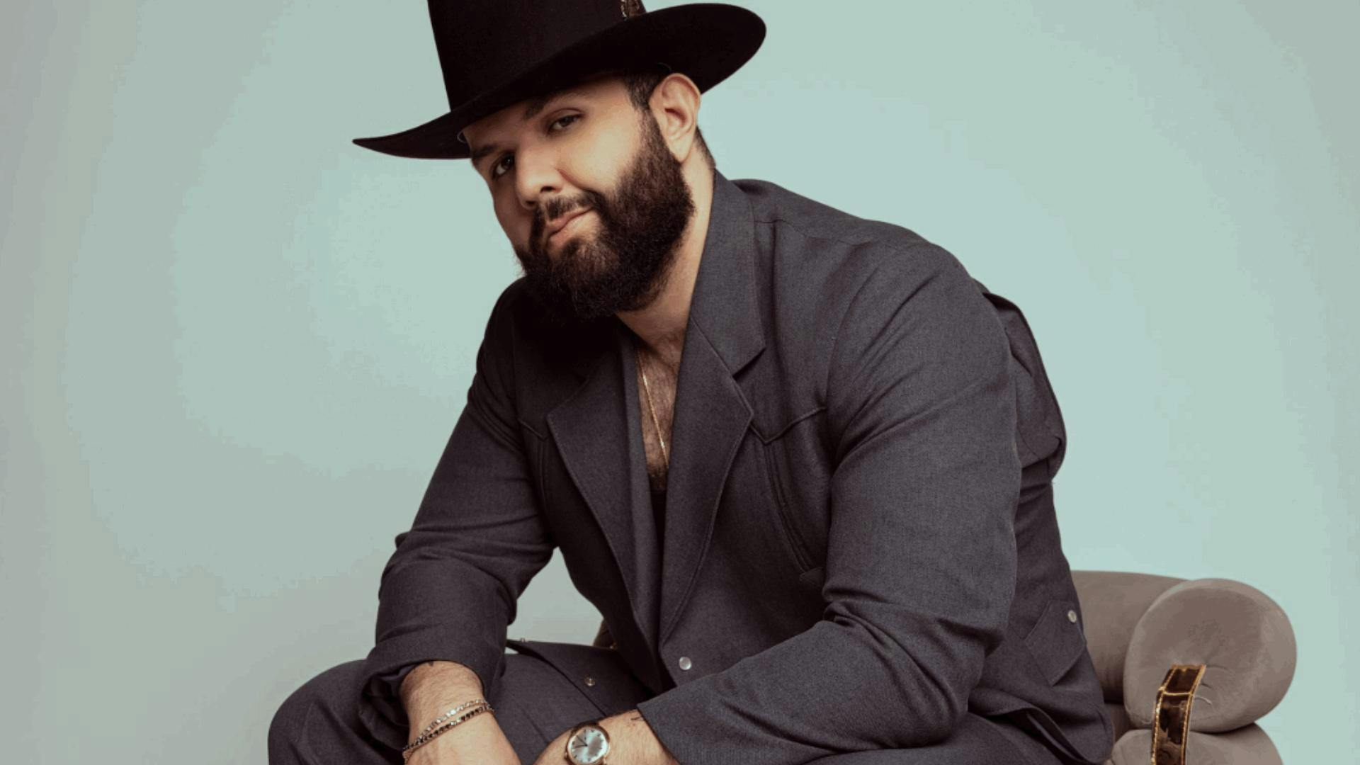 Carín León hace historia en Premio Lo Nuestro: el sonorense arrasa con seis galardones