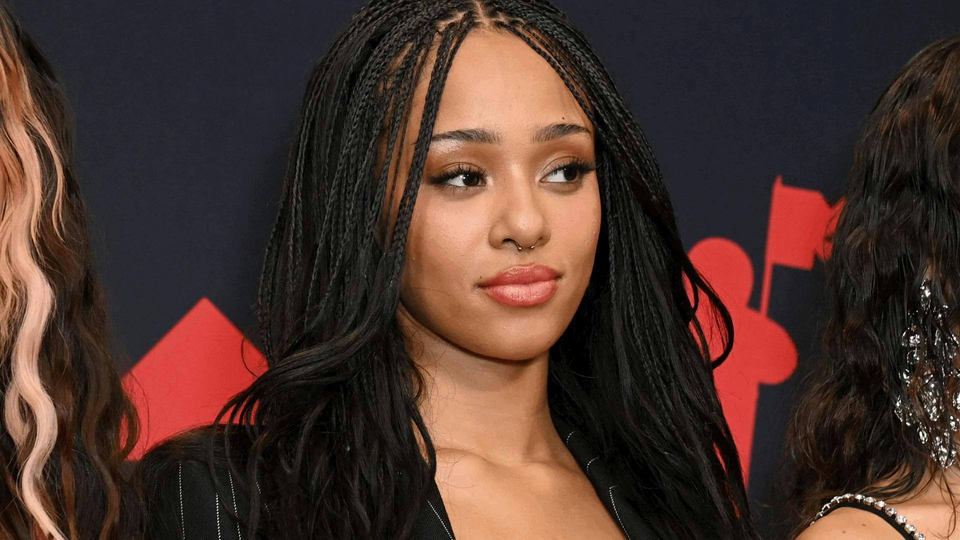 Normani, Halle Bailey y más celebridades apoyan a Manon de KATSEYE tras anuncio de su pausa temporal